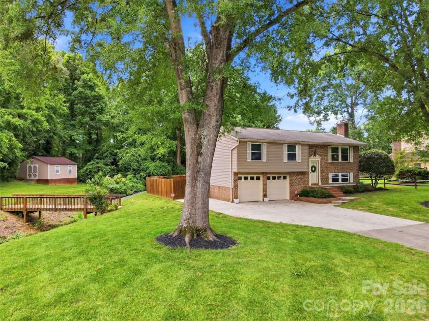 716 Regency Drive, Charlotte, NC 28211.  MLS# CAR4396027, YatesRealty ID 33307. 