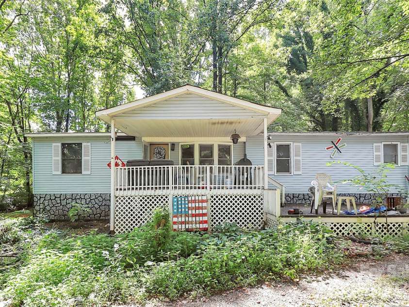 304 Deerchase Circle, Statesville, NC 28625.  MLS# CAR4293575, YatesRealty ID 33308. 
