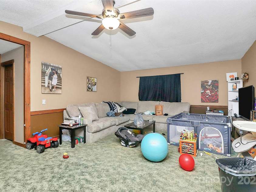 304 Deerchase Circle, Statesville, NC 28625.  MLS# CAR4293575, YatesRealty ID 33308. 
