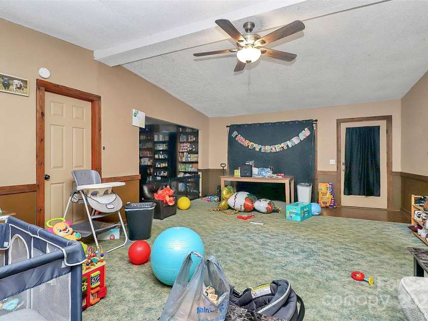 304 Deerchase Circle, Statesville, NC 28625.  MLS# CAR4293575, YatesRealty ID 33308. 