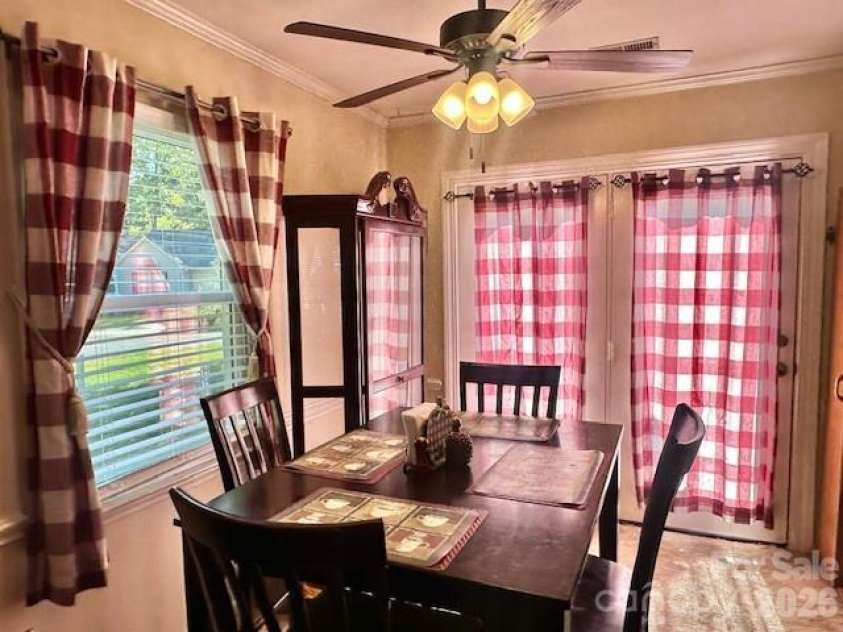 6042 Crape Myrtle Lane, Charlotte, NC 28216.  MLS# CAR4325021, YatesRealty ID 3331. Dining Room