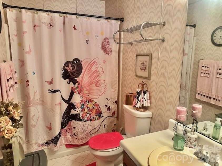 6042 Crape Myrtle Lane, Charlotte, NC 28216.  MLS# CAR4325021, YatesRealty ID 3331. Secondary Bath