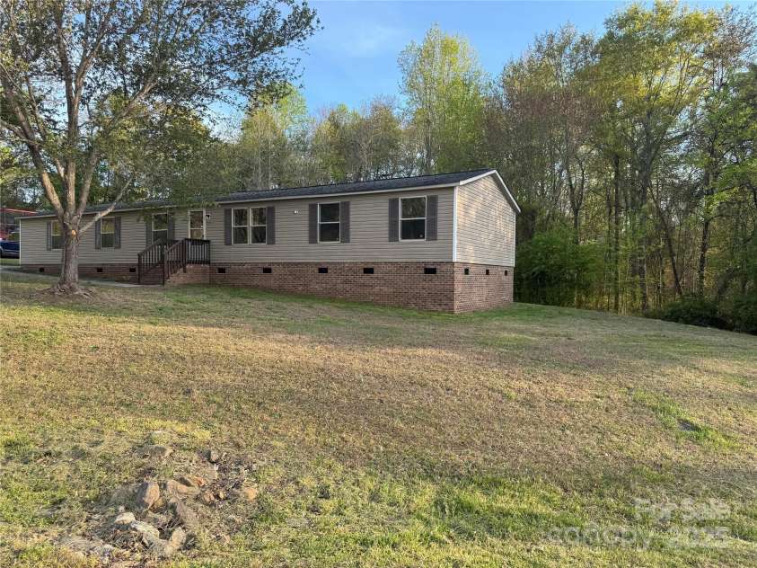 142 crown Court, Kings Mountain, NC 28086.  MLS# CAR4291401, YatesRealty ID 33310. 