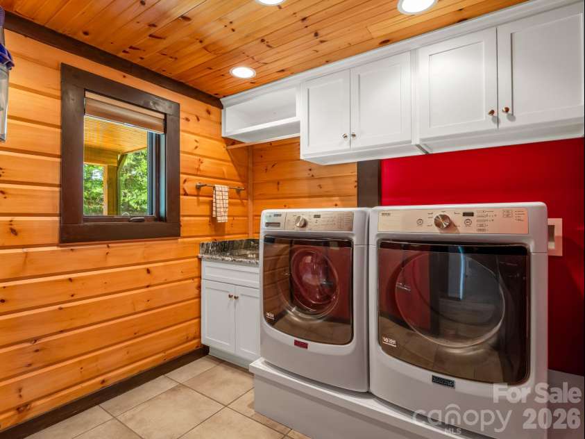 590 Boulder Ridge, Lake Lure, NC 28746.  MLS# CAR4390738, YatesRealty ID 33312. Laundry on Main