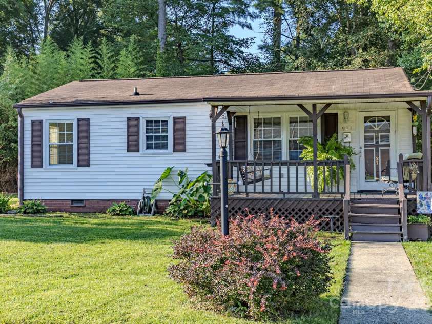 921 8th Avenue, Gastonia, NC 28054.  MLS# CAR4289650, YatesRealty ID 33312. 