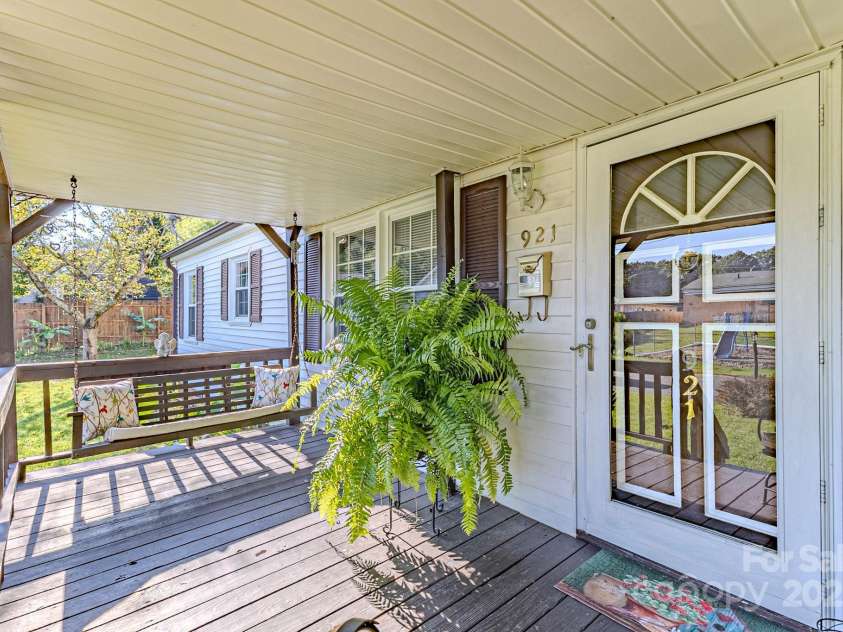 921 8th Avenue, Gastonia, NC 28054.  MLS# CAR4289650, YatesRealty ID 33312. 