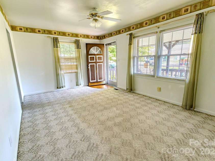 921 8th Avenue, Gastonia, NC 28054.  MLS# CAR4289650, YatesRealty ID 33312. 