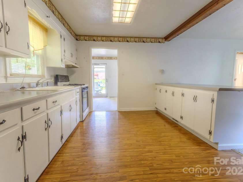 921 8th Avenue, Gastonia, NC 28054.  MLS# CAR4289650, YatesRealty ID 33312. 