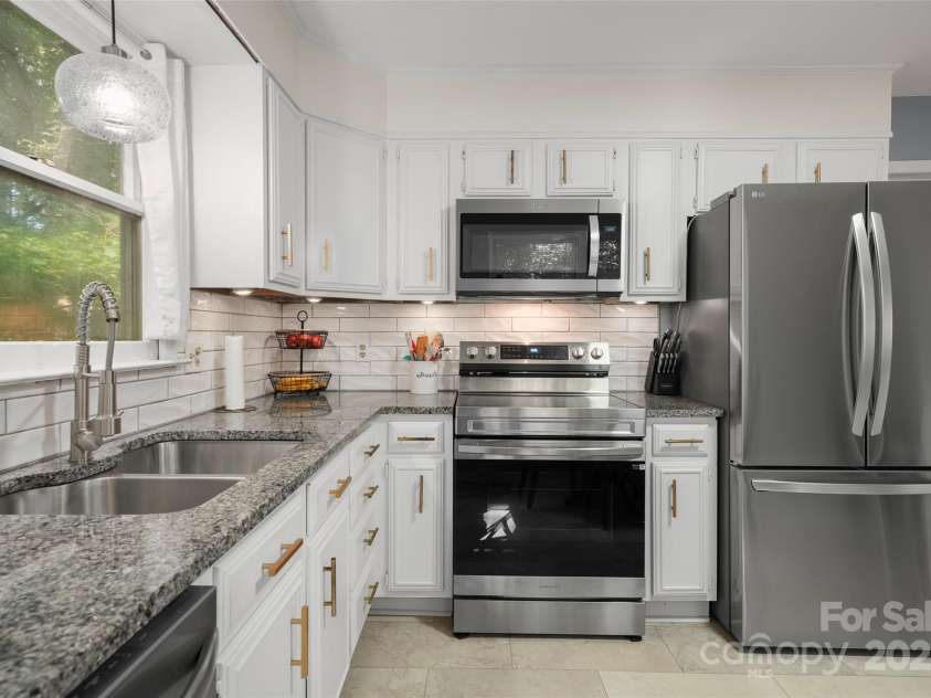 155 Timberlane Drive, Etowah, NC 28729.  MLS# CAR4290050, YatesRealty ID 33313. Kitchen with stainless appliances and granite counters