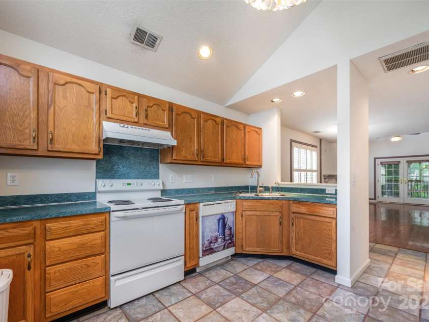 5884 Prescott Court, Charlotte, NC 28269.  MLS# CAR4263985, YatesRealty ID 33317. Kitchen