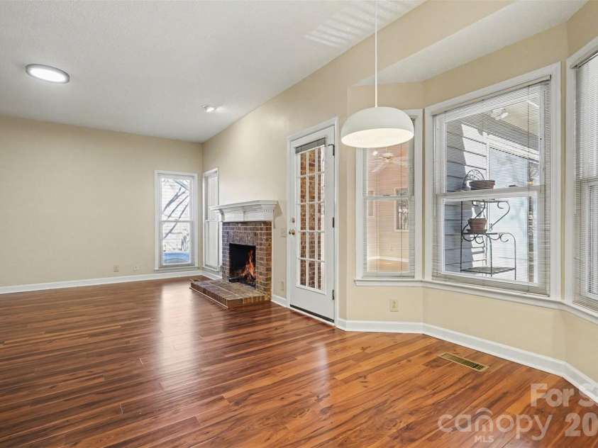 14115 Canvasback Drive, Charlotte, NC 28273.  MLS# CAR4337822, YatesRealty ID 33318. Breakfast area