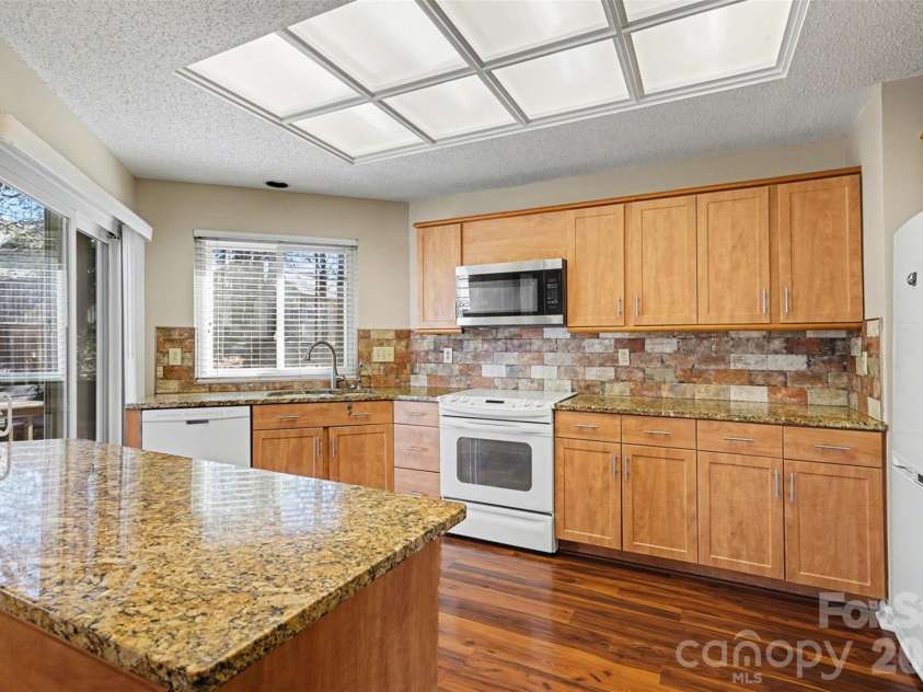 14115 Canvasback Drive, Charlotte, NC 28273.  MLS# CAR4337822, YatesRealty ID 33318. Kitchen
