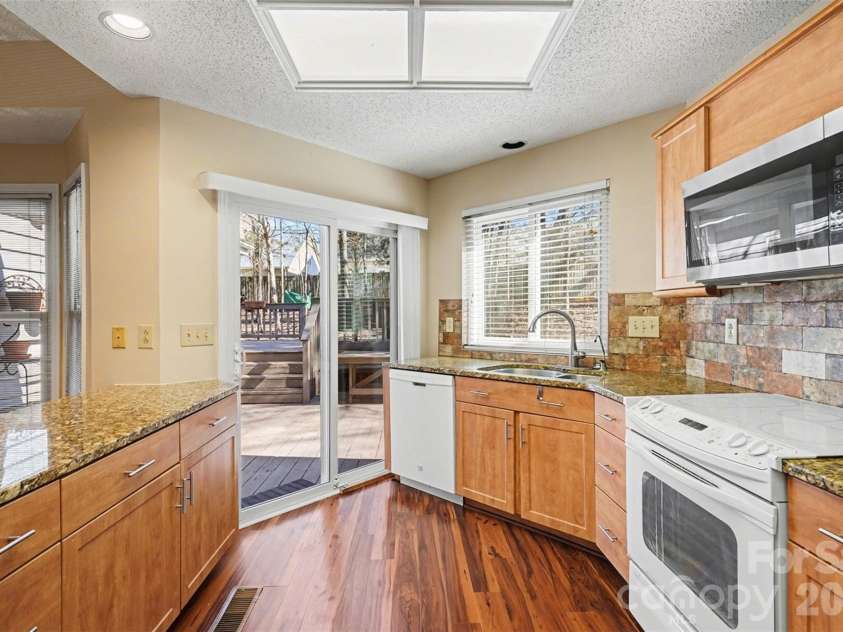 14115 Canvasback Drive, Charlotte, NC 28273.  MLS# CAR4337822, YatesRealty ID 33318. Kitchen with sliding door out to Deck