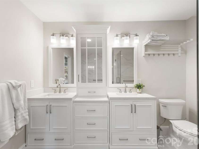 265 Anthony Circle, Charlotte, NC 28211.  MLS# CAR4355827, YatesRealty ID 33319. Luxury Primary Bath with Oversized Walk-In Shower