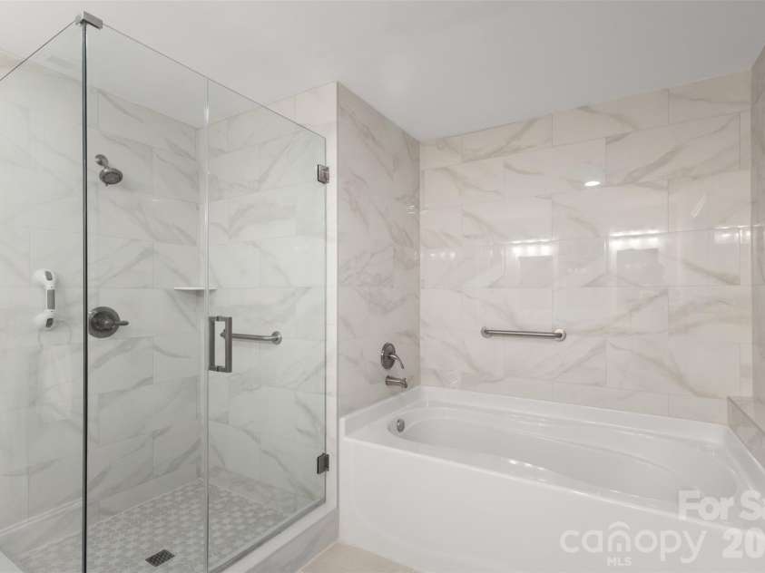 265 Anthony Circle, Charlotte, NC 28211.  MLS# CAR4355827, YatesRealty ID 33319. Luxury Primary Bath with Oversized Walk-In Shower