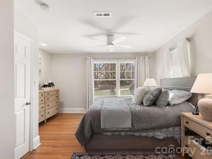 265 Anthony Circle, Charlotte, NC 28211.  MLS# CAR4355827, YatesRealty ID 33319. Spacious Main-Level Primary Suite with Updated Bath