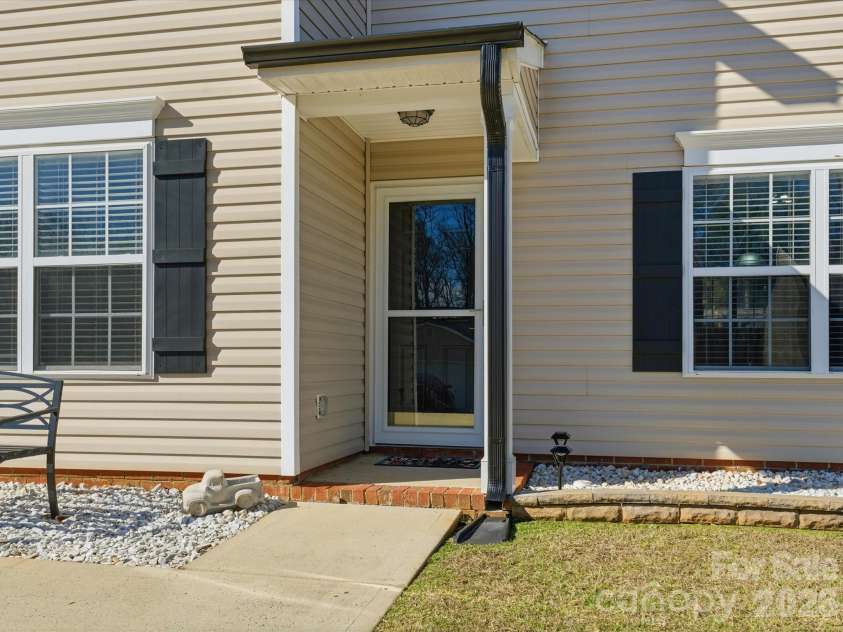 1280 Shenandoah Circle, Rock Hill, SC 29730.  MLS# CAR4336060, YatesRealty ID 3332. Covered Front Porch/ Entryway