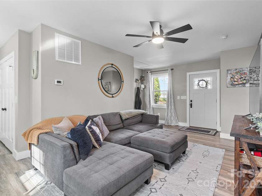 1522 Princess Place, Charlotte, NC 28208.  MLS# CAR4294296, YatesRealty ID 33321. 