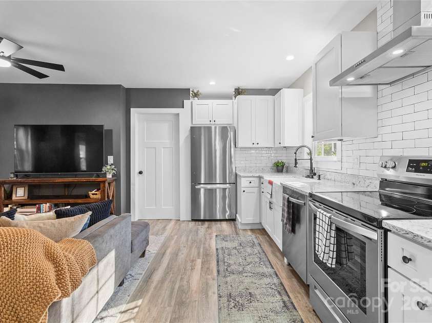 1522 Princess Place, Charlotte, NC 28208.  MLS# CAR4294296, YatesRealty ID 33321. 