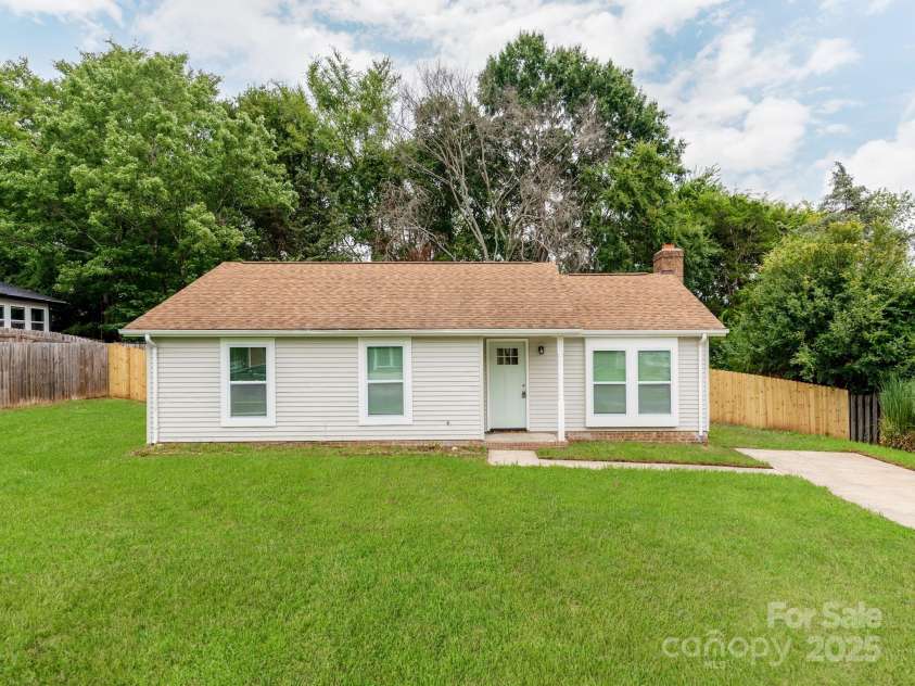 712 Vista Grande Circle, Charlotte, NC 28226.  MLS# CAR4292981, YatesRealty ID 33322. 