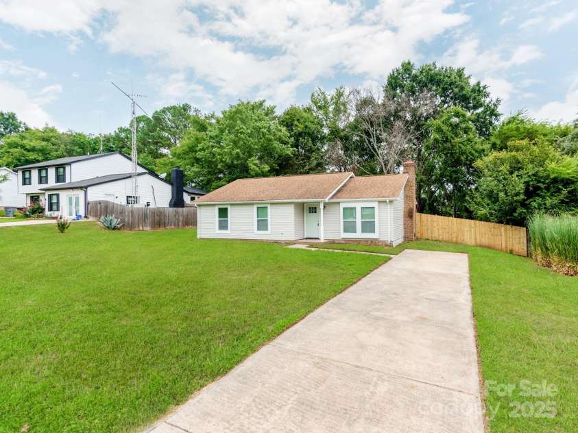 712 Vista Grande Circle, Charlotte, NC 28226.  MLS# CAR4292981, YatesRealty ID 33322. 