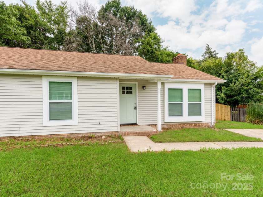 712 Vista Grande Circle, Charlotte, NC 28226.  MLS# CAR4292981, YatesRealty ID 33322. 
