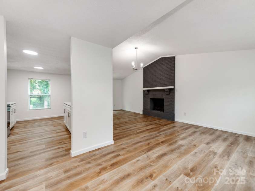 712 Vista Grande Circle, Charlotte, NC 28226.  MLS# CAR4292981, YatesRealty ID 33322. 
