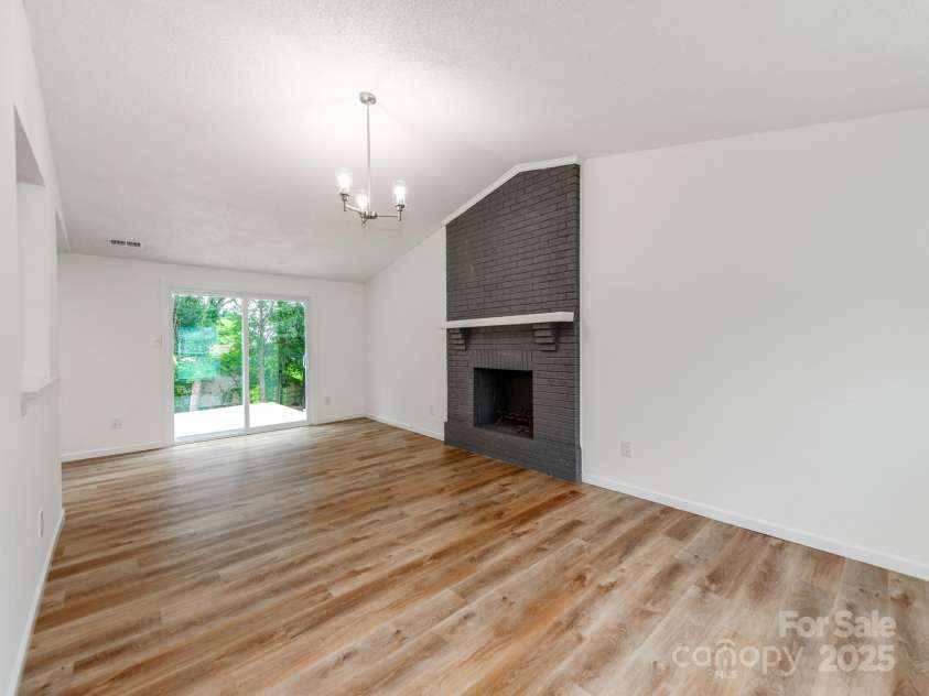 712 Vista Grande Circle, Charlotte, NC 28226.  MLS# CAR4292981, YatesRealty ID 33322. 
