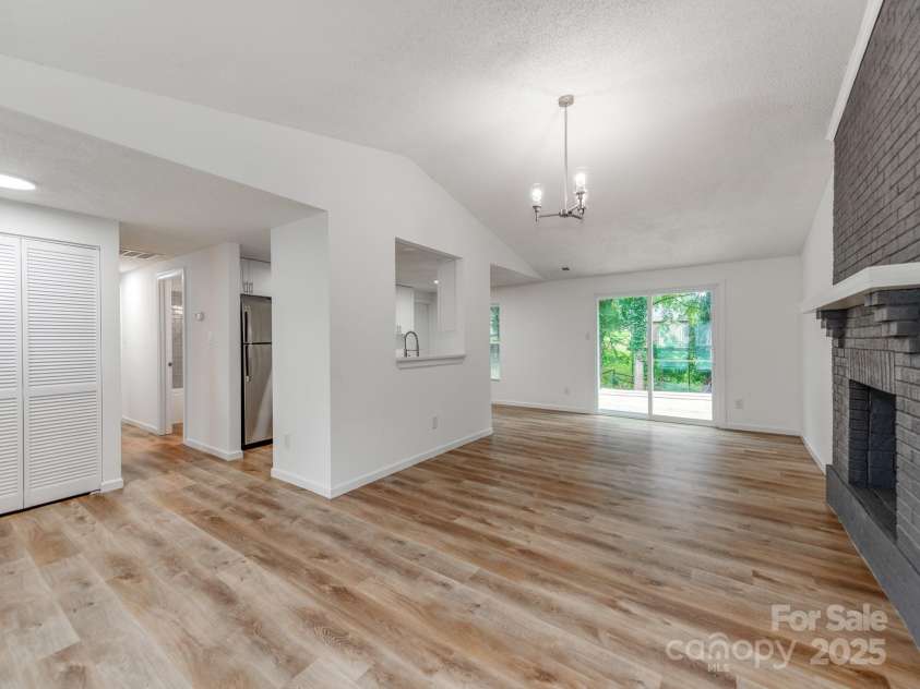 712 Vista Grande Circle, Charlotte, NC 28226.  MLS# CAR4292981, YatesRealty ID 33322. 