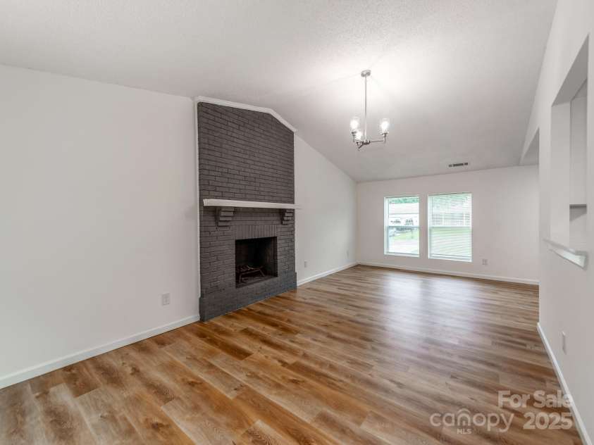 712 Vista Grande Circle, Charlotte, NC 28226.  MLS# CAR4292981, YatesRealty ID 33322. 