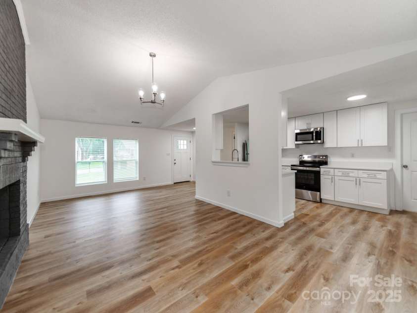 712 Vista Grande Circle, Charlotte, NC 28226.  MLS# CAR4292981, YatesRealty ID 33322. 
