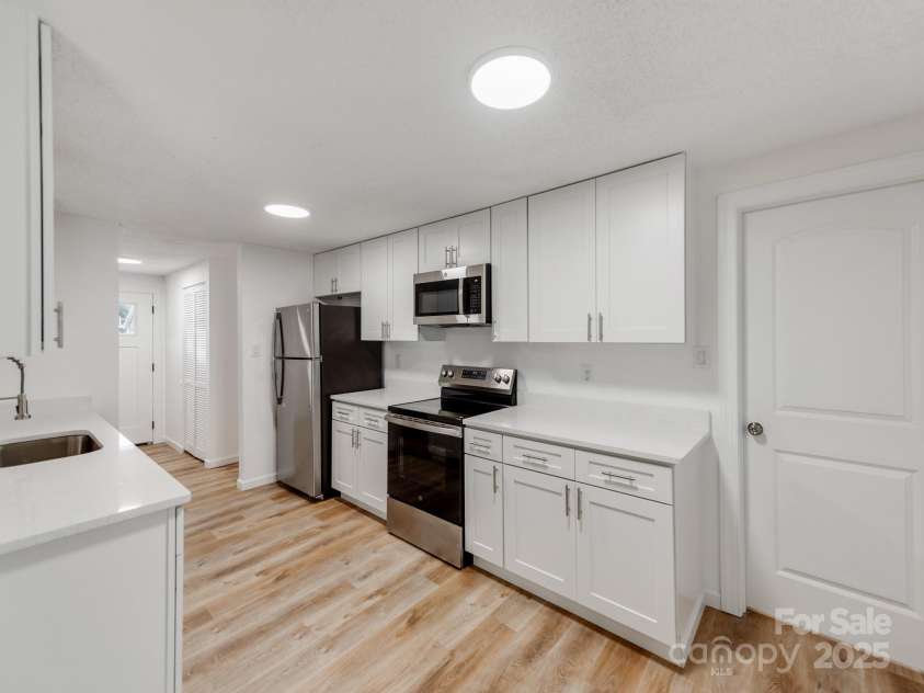 712 Vista Grande Circle, Charlotte, NC 28226.  MLS# CAR4292981, YatesRealty ID 33322. 