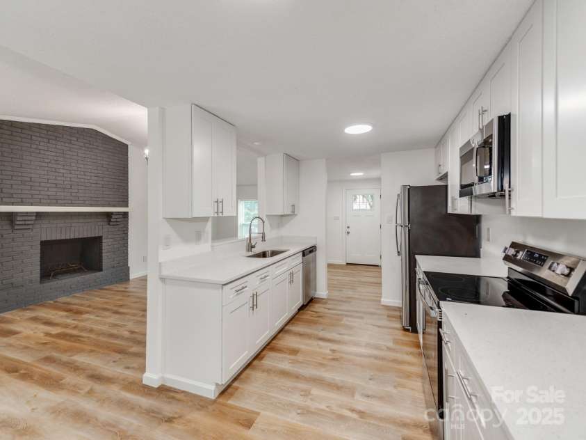 712 Vista Grande Circle, Charlotte, NC 28226.  MLS# CAR4292981, YatesRealty ID 33322. 