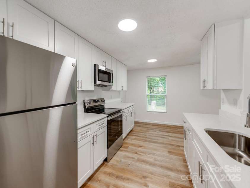 712 Vista Grande Circle, Charlotte, NC 28226.  MLS# CAR4292981, YatesRealty ID 33322. 