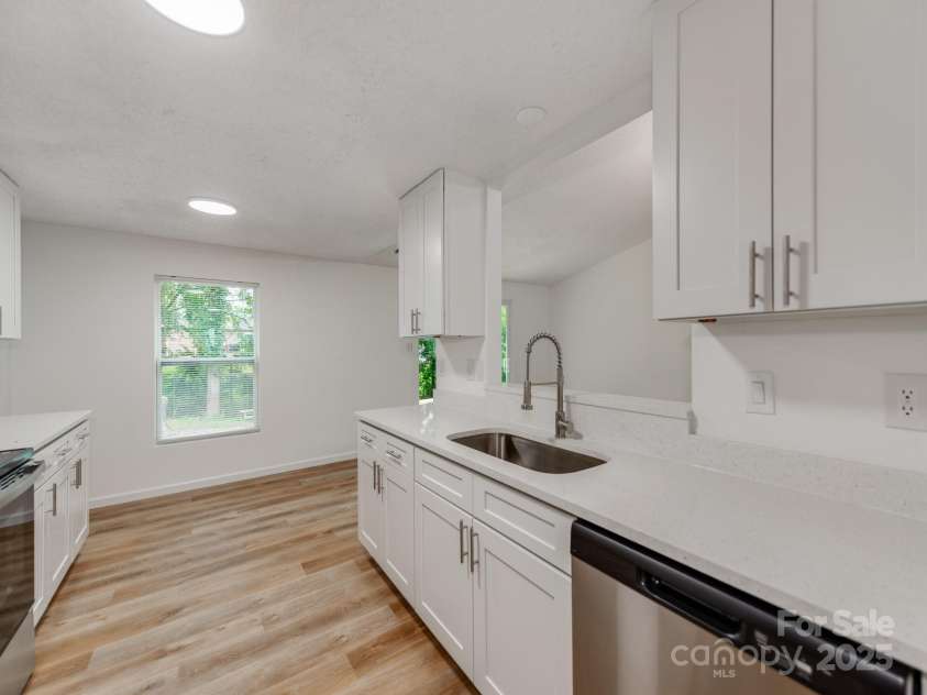 712 Vista Grande Circle, Charlotte, NC 28226.  MLS# CAR4292981, YatesRealty ID 33322. 