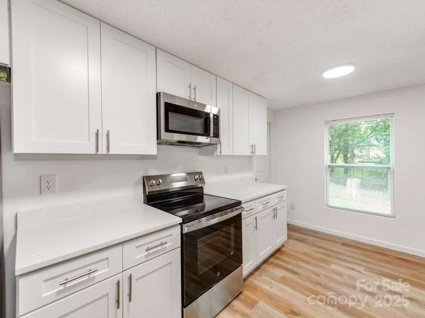 712 Vista Grande Circle, Charlotte, NC 28226.  MLS# CAR4292981, YatesRealty ID 33322. 