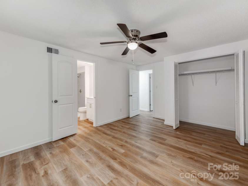 712 Vista Grande Circle, Charlotte, NC 28226.  MLS# CAR4292981, YatesRealty ID 33322. 