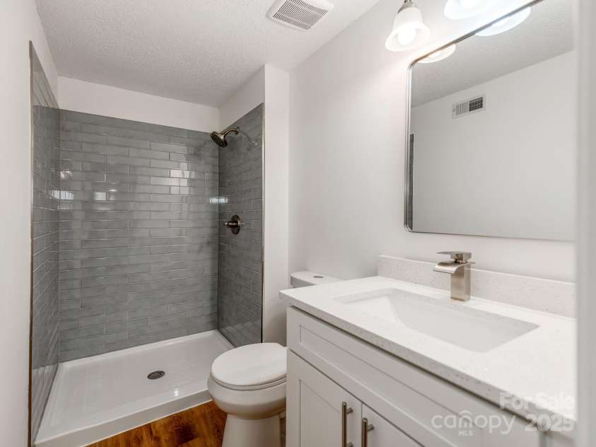 712 Vista Grande Circle, Charlotte, NC 28226.  MLS# CAR4292981, YatesRealty ID 33322. 