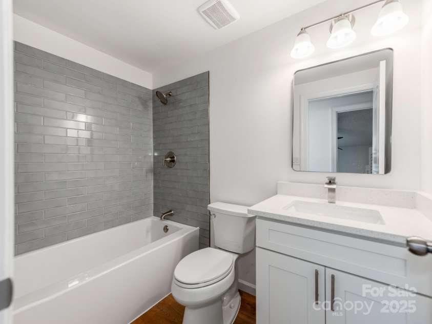 712 Vista Grande Circle, Charlotte, NC 28226.  MLS# CAR4292981, YatesRealty ID 33322. 