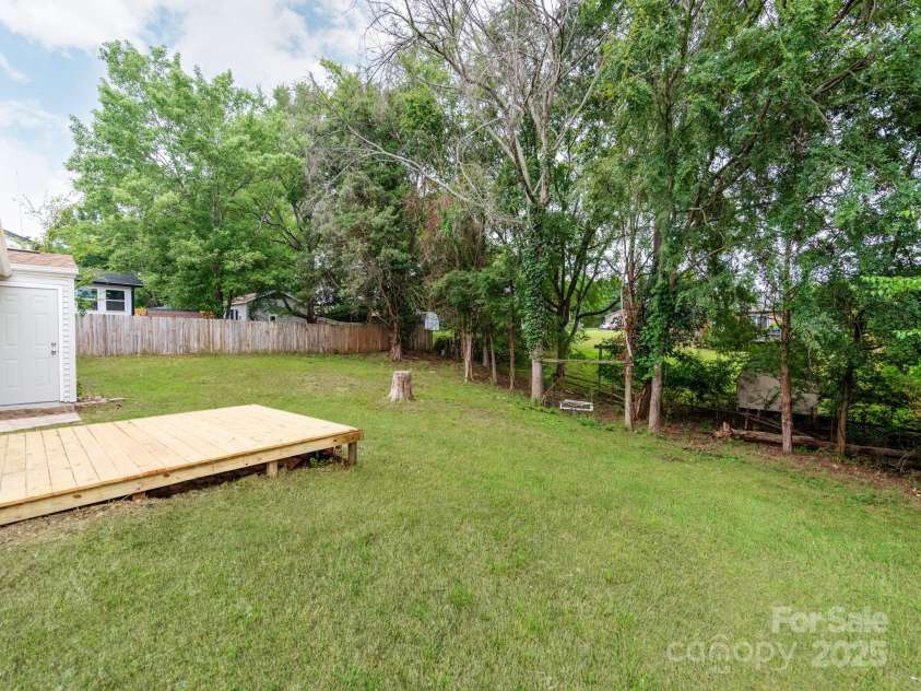 712 Vista Grande Circle, Charlotte, NC 28226.  MLS# CAR4292981, YatesRealty ID 33322. 