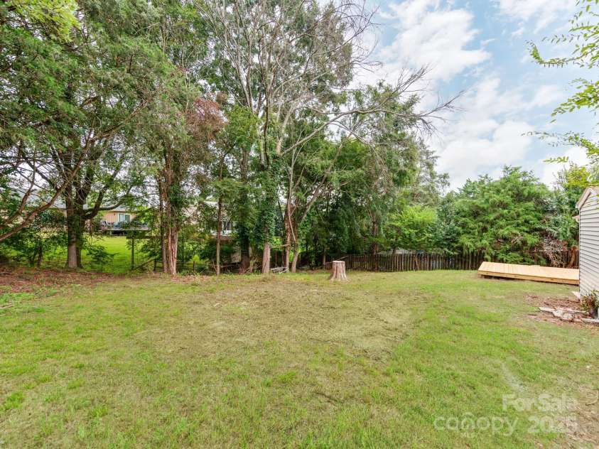 712 Vista Grande Circle, Charlotte, NC 28226.  MLS# CAR4292981, YatesRealty ID 33322. 