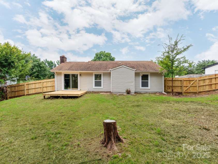 712 Vista Grande Circle, Charlotte, NC 28226.  MLS# CAR4292981, YatesRealty ID 33322. 
