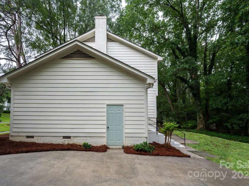 2736 Lawton Bluff Road, Charlotte, NC 28226.  MLS# CAR4290884, YatesRealty ID 33323. 