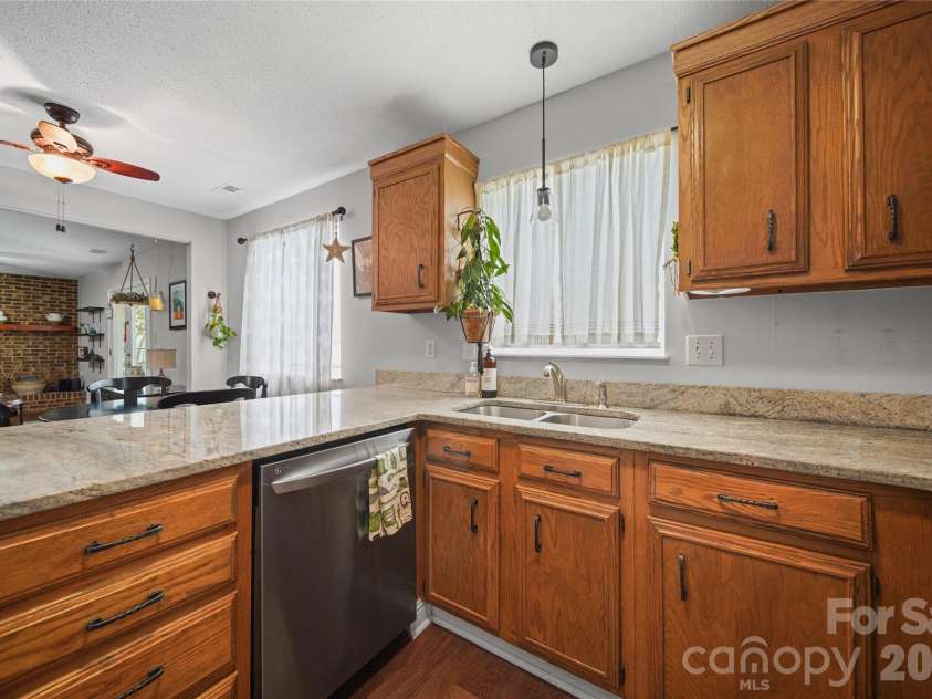 7131 Wannamaker Lane, Charlotte, NC 28226.  MLS# CAR4379505, YatesRealty ID 33325. 