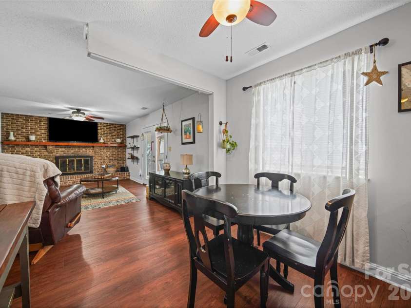 7131 Wannamaker Lane, Charlotte, NC 28226.  MLS# CAR4379505, YatesRealty ID 33325. 