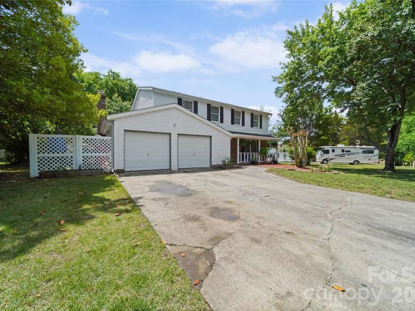 7131 Wannamaker Lane, Charlotte, NC 28226.  MLS# CAR4379505, YatesRealty ID 33325. 