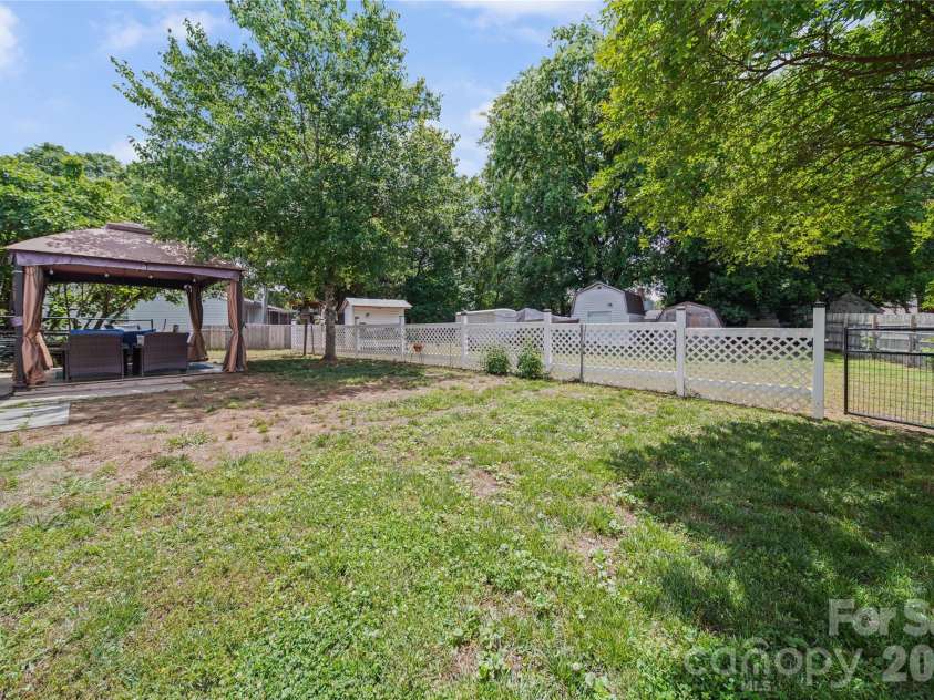 7131 Wannamaker Lane, Charlotte, NC 28226.  MLS# CAR4379505, YatesRealty ID 33325. 