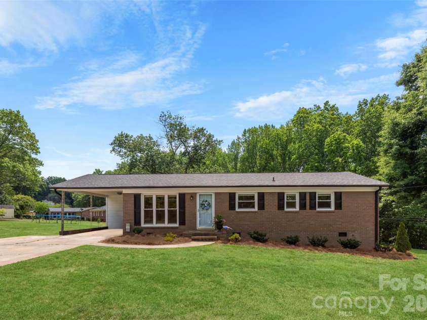 2109 Hollandale Drive, Gastonia, NC 28054.  MLS# CAR4384714, YatesRealty ID 33327. 