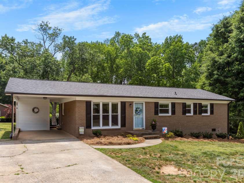 2109 Hollandale Drive, Gastonia, NC 28054.  MLS# CAR4384714, YatesRealty ID 33327. 