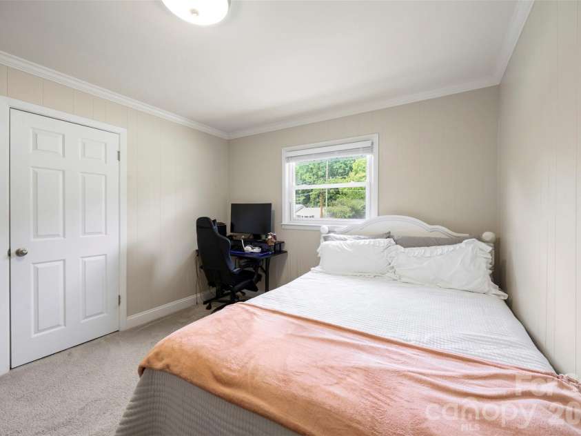 2109 Hollandale Drive, Gastonia, NC 28054.  MLS# CAR4384714, YatesRealty ID 33327. 